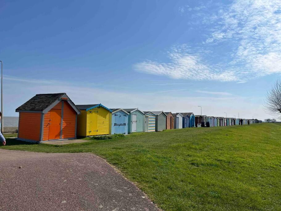 Lola'S Caravan. Your Home Away From Home. Parkeston Екстериор снимка