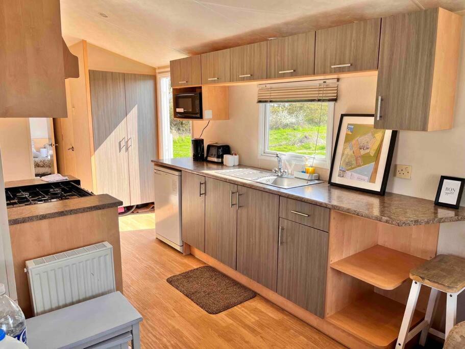 Lola'S Caravan. Your Home Away From Home. Parkeston Екстериор снимка