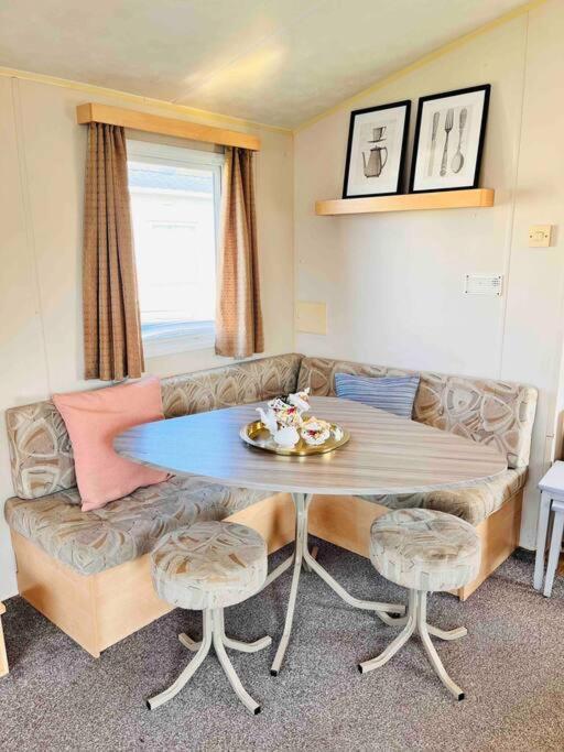 Lola'S Caravan. Your Home Away From Home. Parkeston Екстериор снимка