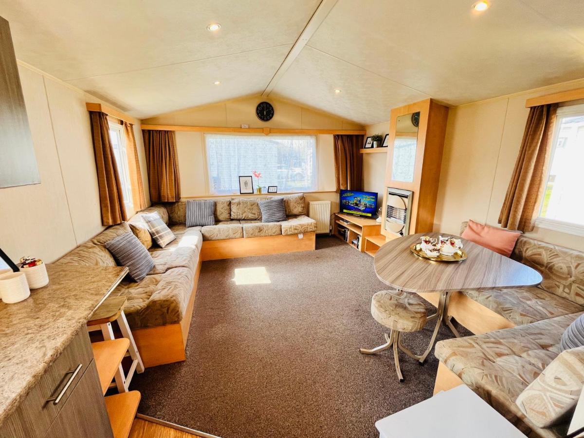 Lola'S Caravan. Your Home Away From Home. Parkeston Екстериор снимка